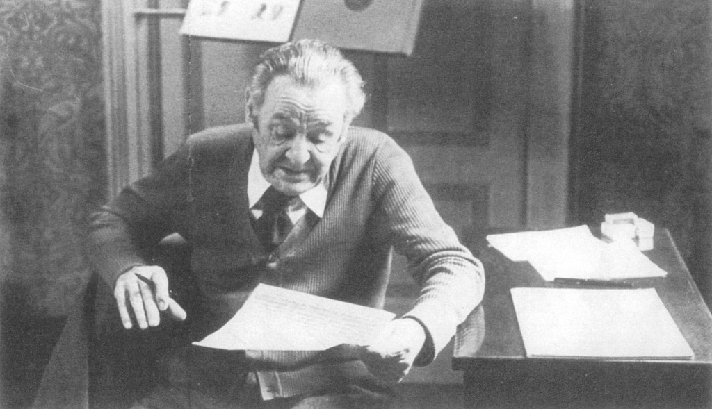 Il maestro Arrigo Tassinari alla scrivania (CC0)